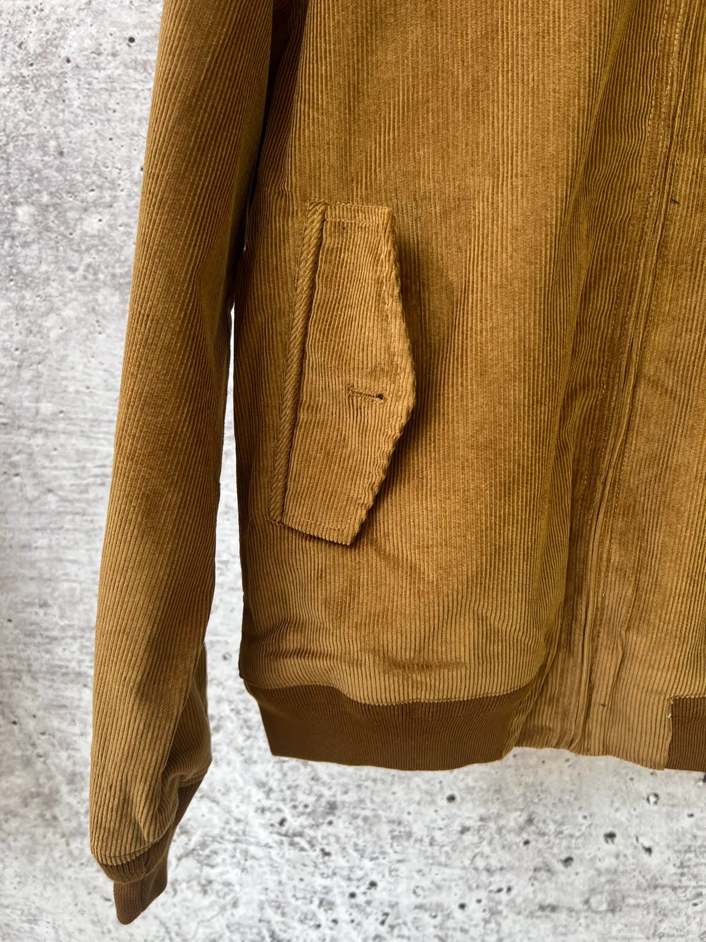 P330 Ralph Lauren autumn old-money style unisex Harrington corduroy jacket. The upper body of major celebrities and Internet celebrities is the same. The short and wide version of the corduroy fabric upper body is soft and comfortable. The inner plaid fabric is made of customized rental accessories and fine workmanship.